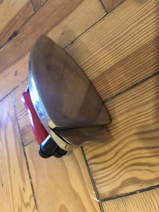 Ferro de engomar de viagem antigo