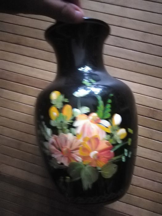 Jarra antiga preta com flores
