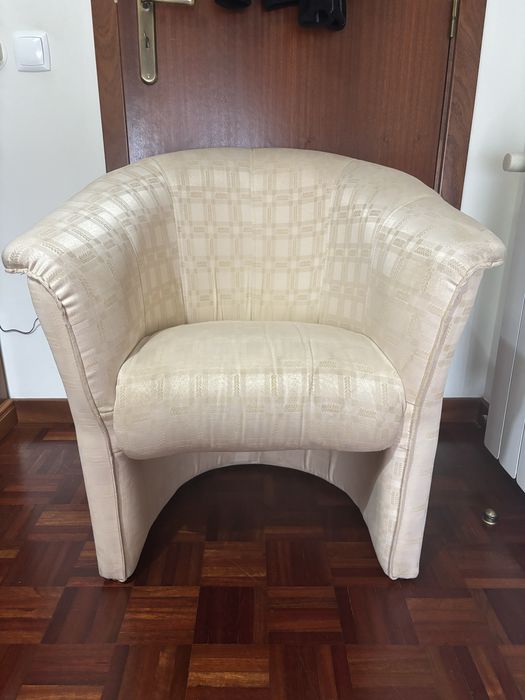 Poltrona bege super confortavél