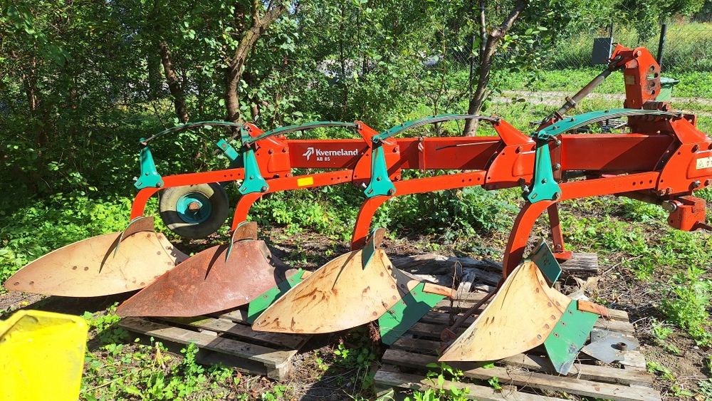 Plug Kverneland Model AB 4skibowy vario 4x od 35 do 50 cm  skiba