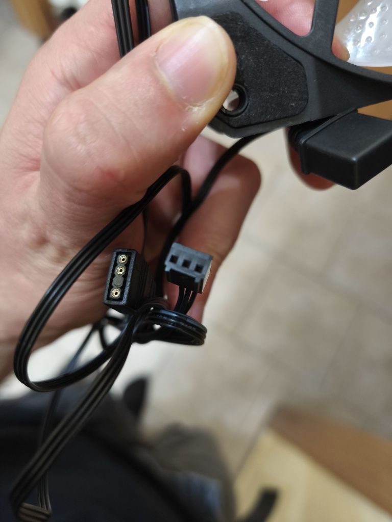 4 ventoinhas MSi com RGB + cabo de ligação