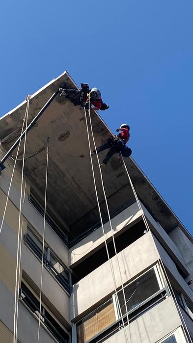 Lavagem e Pintura de fachadas em Rappel (acesso por cordas)