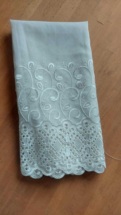 Zazdrostka w kolorze lekko kremowym