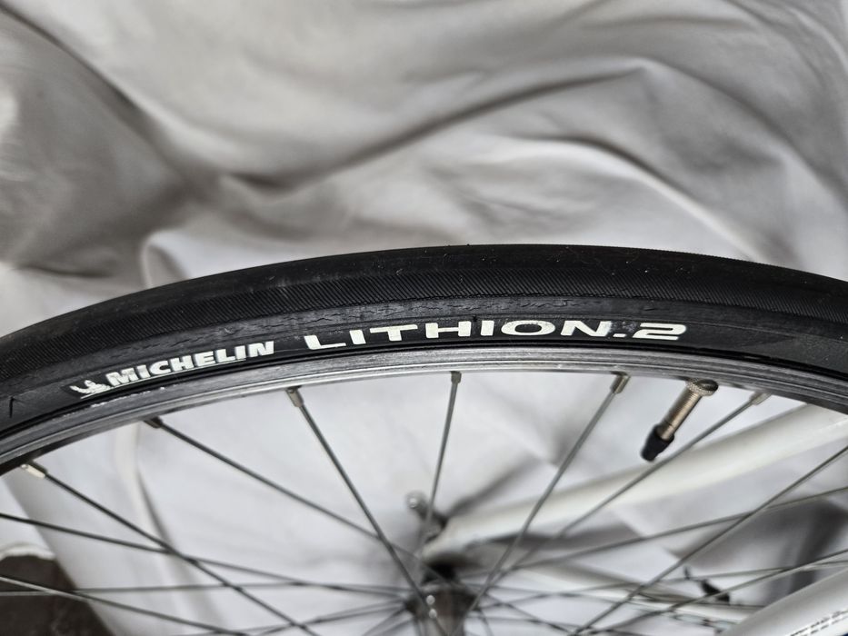 Bicicleta de estrada BH 
De sete velocidades a trás e duas a frente.
E