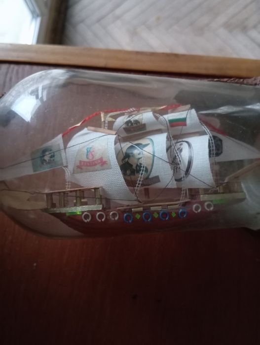 Pamiątkowy statek w butelce z lat PRL