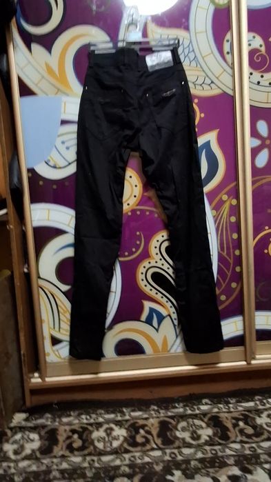 Чорні штани з елегантним декором — стильні, нові. Для дівчинки