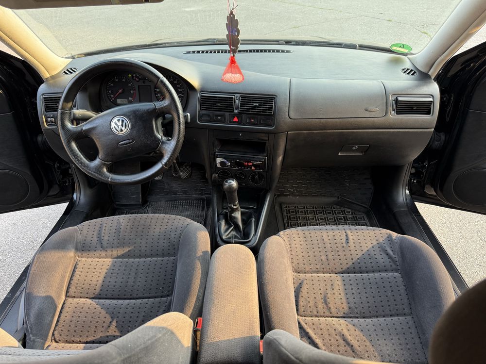 Volkswagen Golf 4 • Універсал • 1999 • 1.4 бензин • Чорний