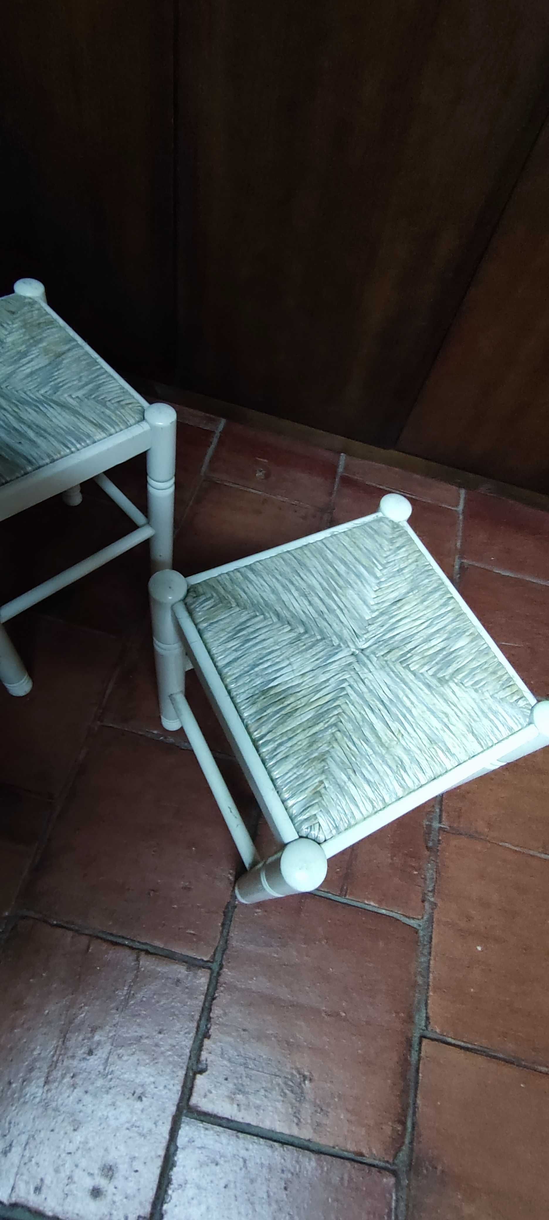 Mesa de cozinha madeira + 4 cadeiras e 2 bancos em bom estado