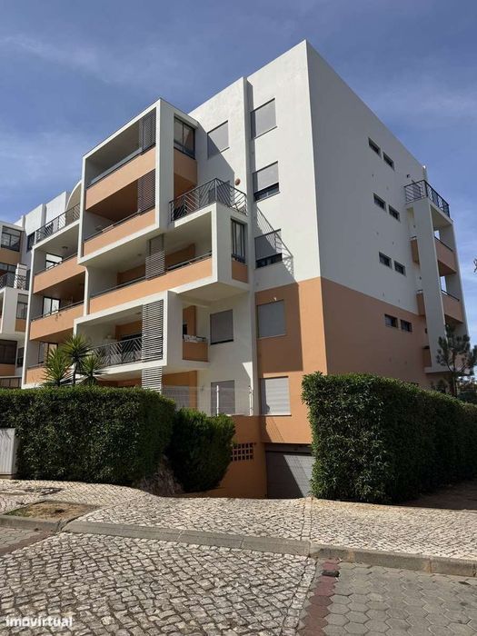 Apartamento T2 com terraço e garagem Barranco do Rodrigo Portimão