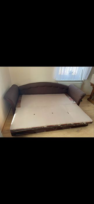 Wygodna rozkładana sofa z funkcją spania, posiada pojemniki na pościel