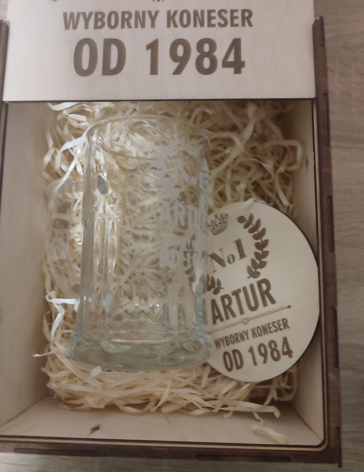 Zestaw prezentowy dla NIEGO! Kufel z grawerem i z podkładką w ozdo