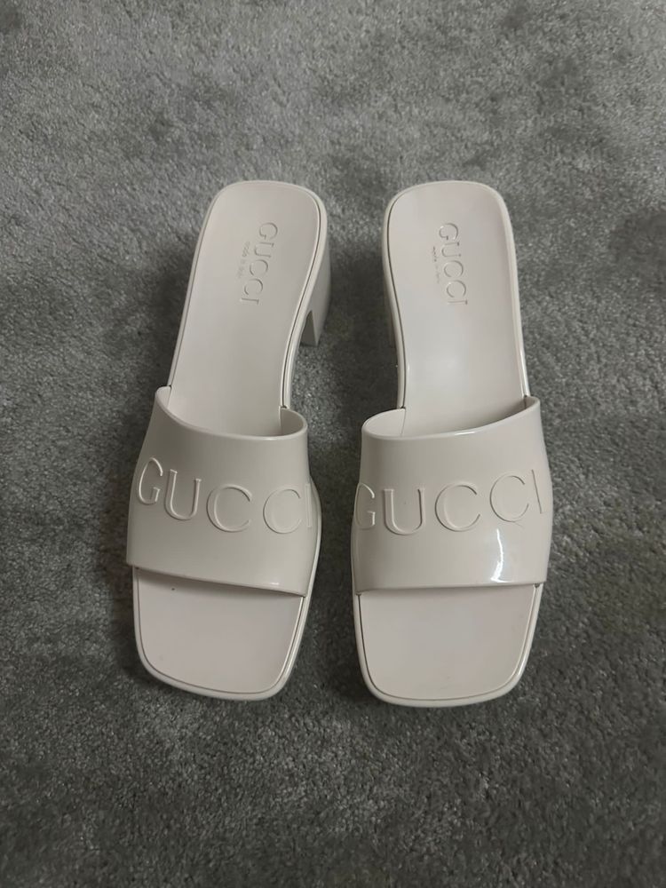 Chinelos Gucci branco