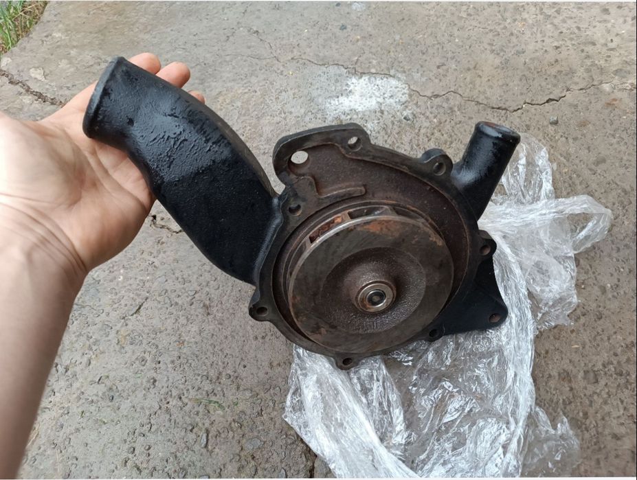 Помпа двигуна автомобіля МАН. 6.8 TDI