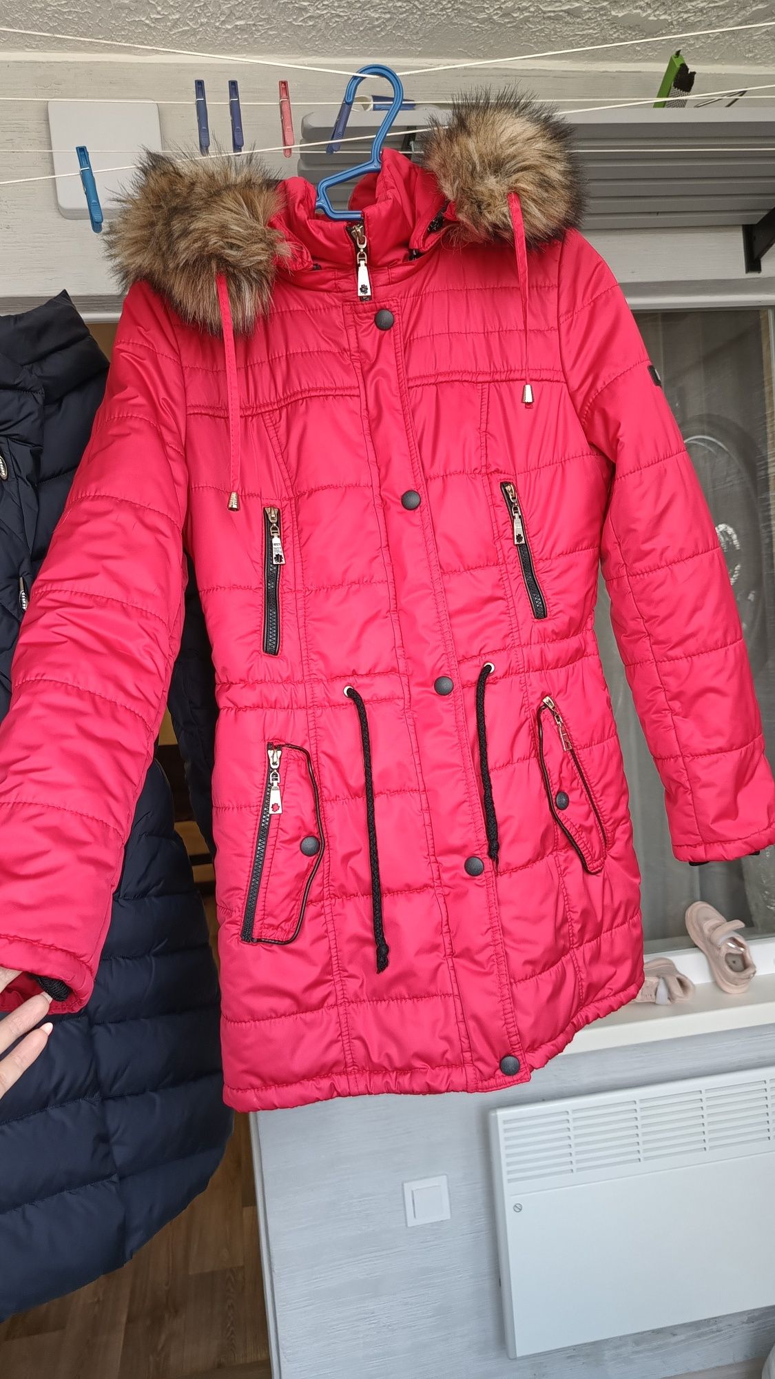 Демісезонна жіноча куртка червона