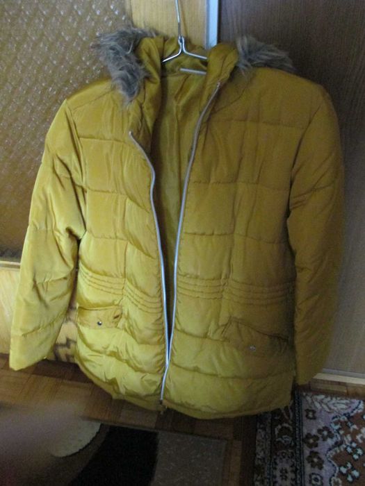 Zimowa kurka w kol. miodowym  z kapturem w rozm. 4XL/48