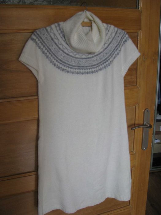Yessica, śliczna sweterkowa/dzianinowa sukienka z golfem