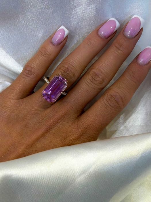Pierścionek kunzyt 17.26 CT i diamentami naturalnymi 0.43 CT IGI