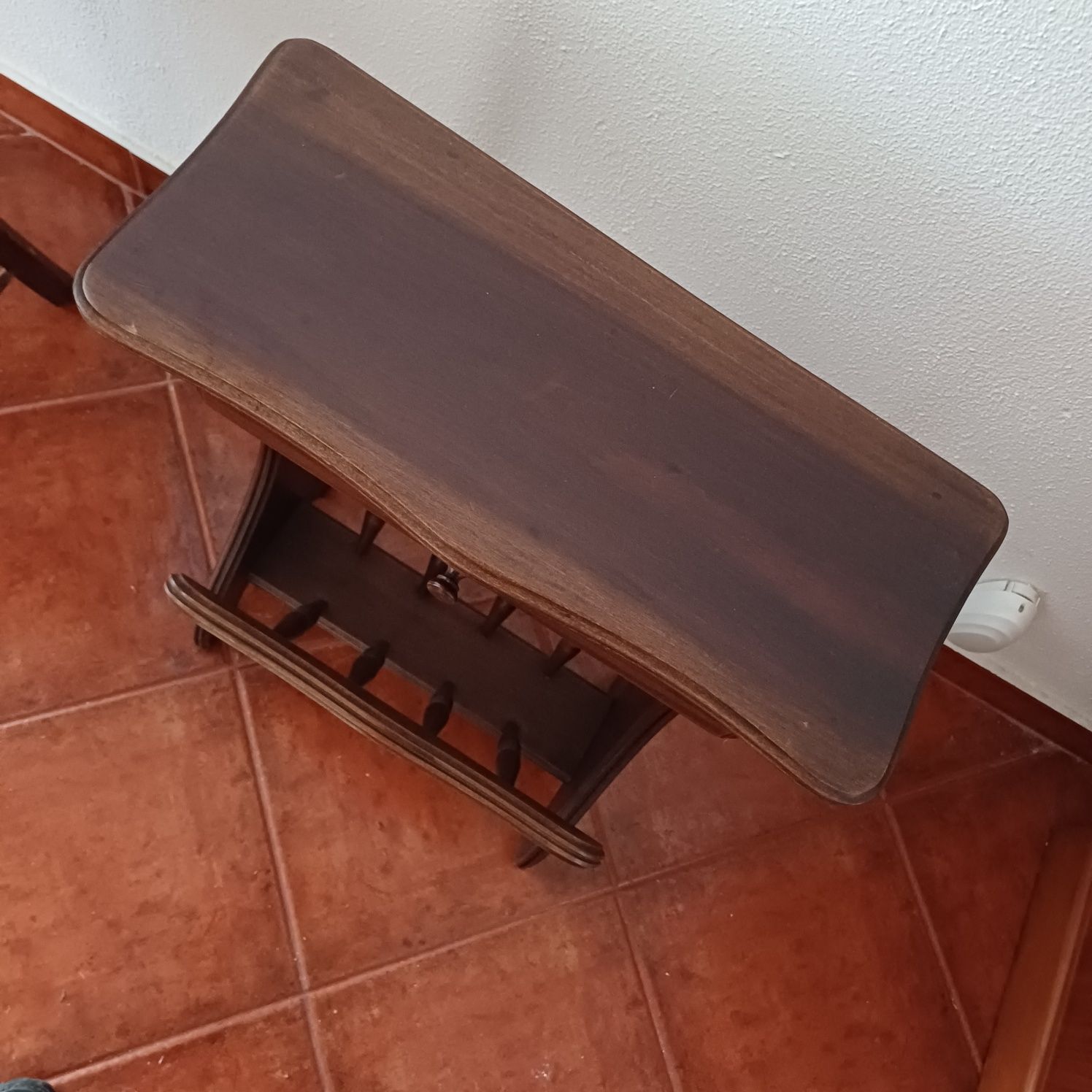 Mesa de apoio antiga. Mogno com porta revistas e mogno