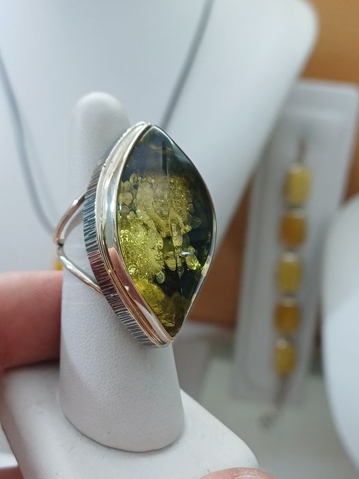 Srebrny pierścionek z bursztynem