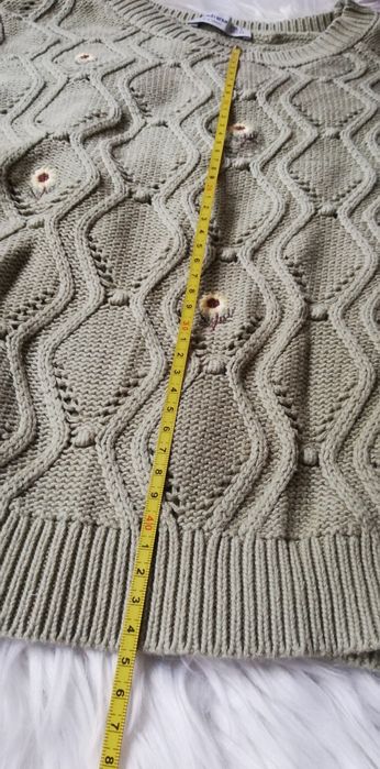 Oliwkowy sweterek firmy Stradivarius 36
