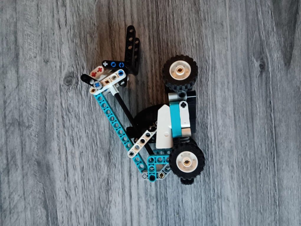 Wózek widłowy z klocków LEGO
