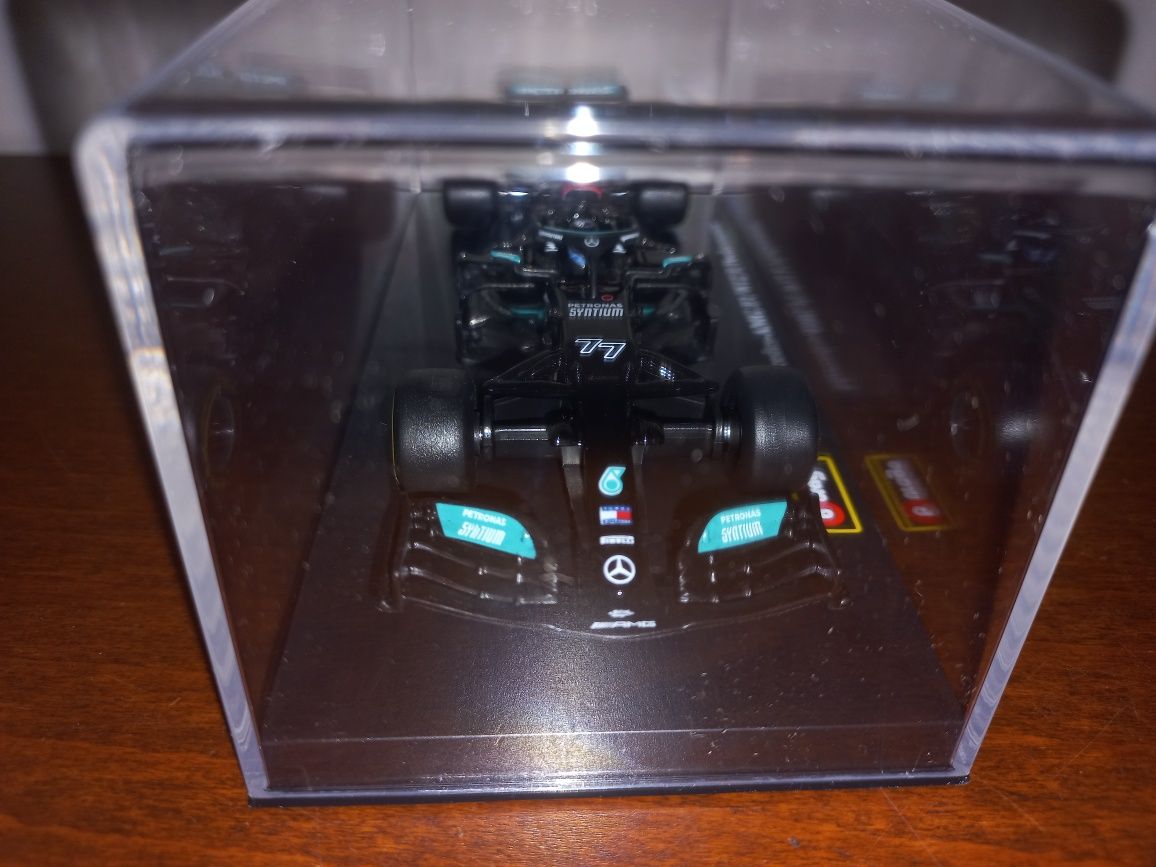 Bburago bolid Mercedes AMG W12 pod kloszem, V. Bottas skala 1:43