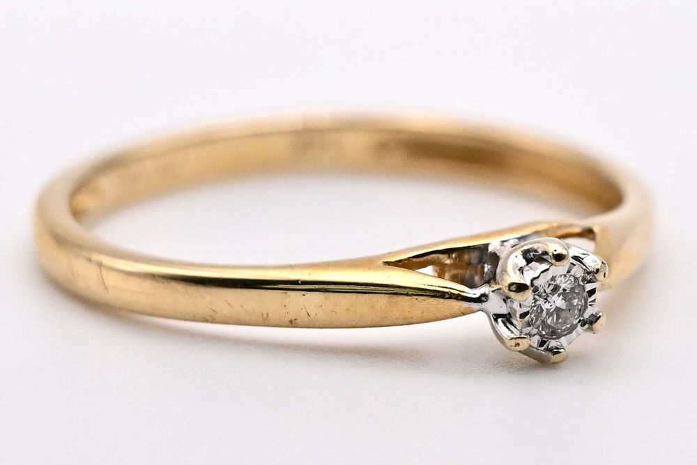 APART Elegancki pierścionek zaręczynowy z brylantem 0,03ct złoto 585