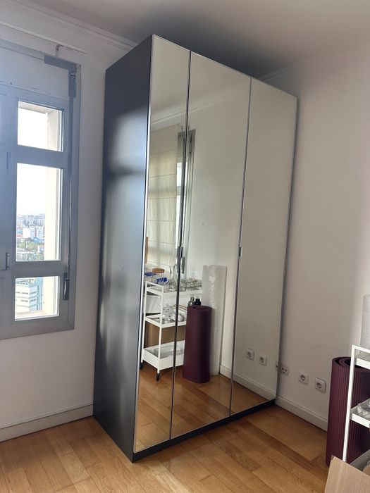 Guarda-roupa IKEA com portas espelhadas – excelente estado