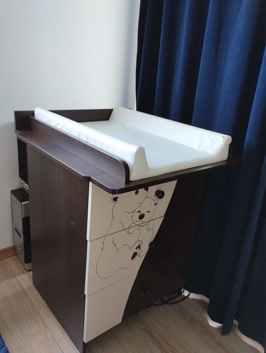 Łóżeczko dziecięce z szufladą i komoda z przewijakiem