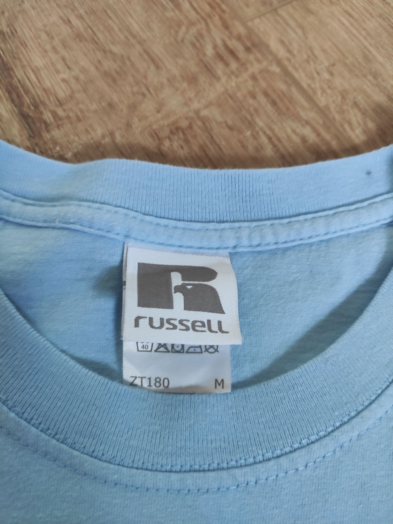 Jasnoniebieska koszulka z krótkim rękawem t-shirt russel z nadrukiem