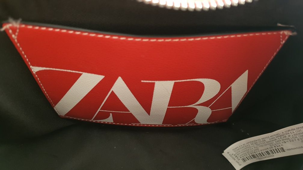 Czerwona torebka Zara z odpinanym paskiem