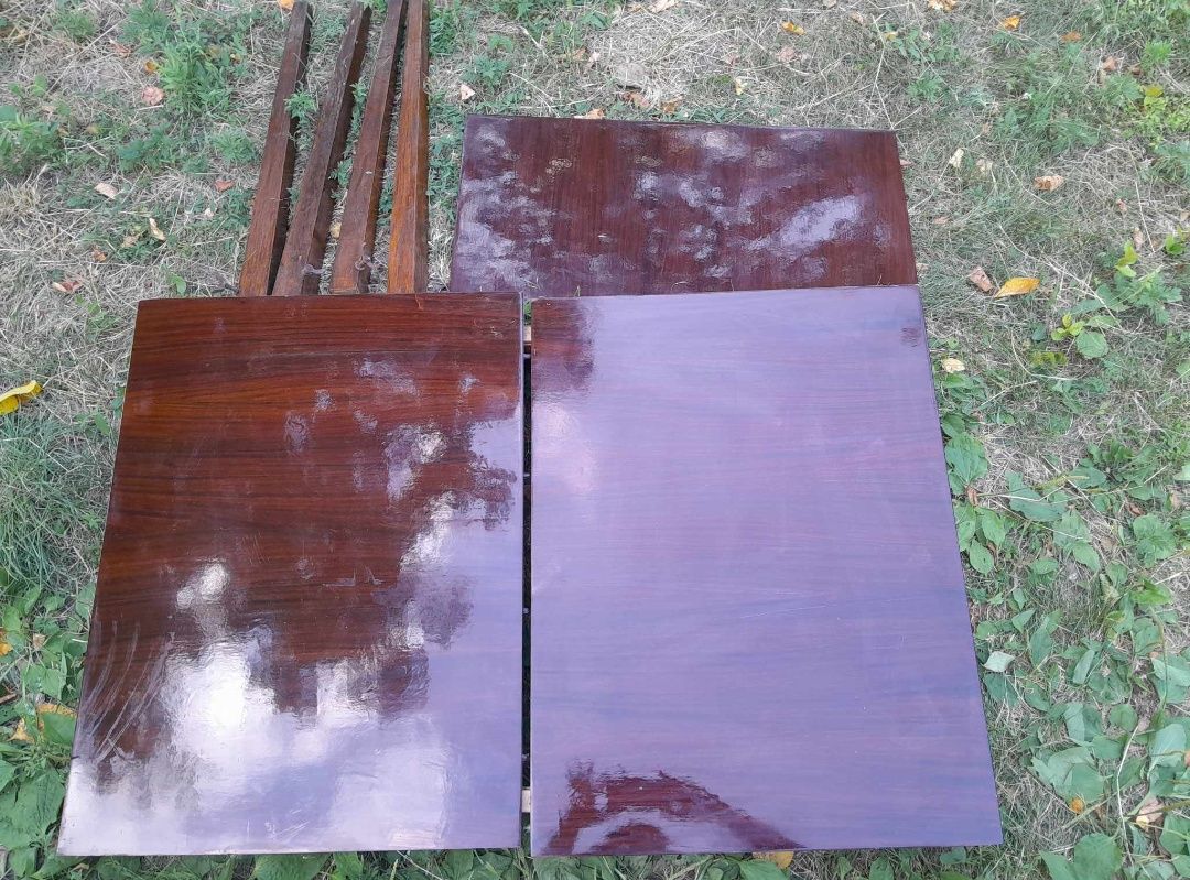 Раскладной деревянный стол.