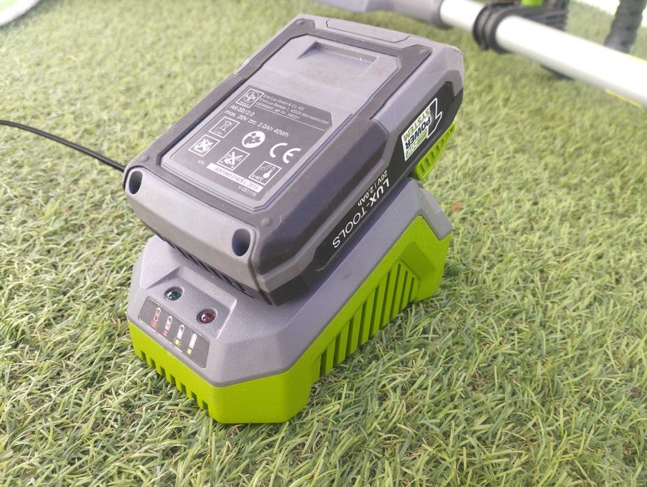LUX-Tools Podkaszarka akumulatorowa 20V z ładowarką i baterią nożyki