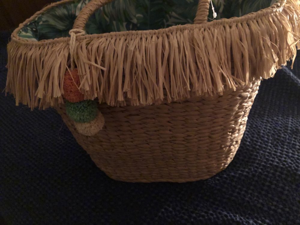 Cesto de praia, forrado com tecido , aperta com atilhos