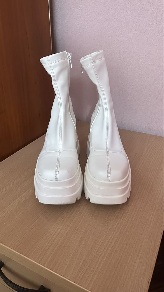Демисезонные белые сапоги