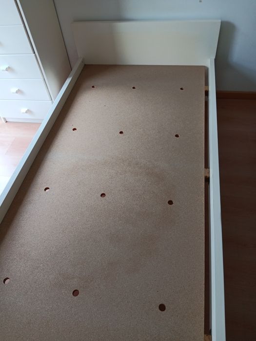 Cama com colchão, ambos em bom estado!