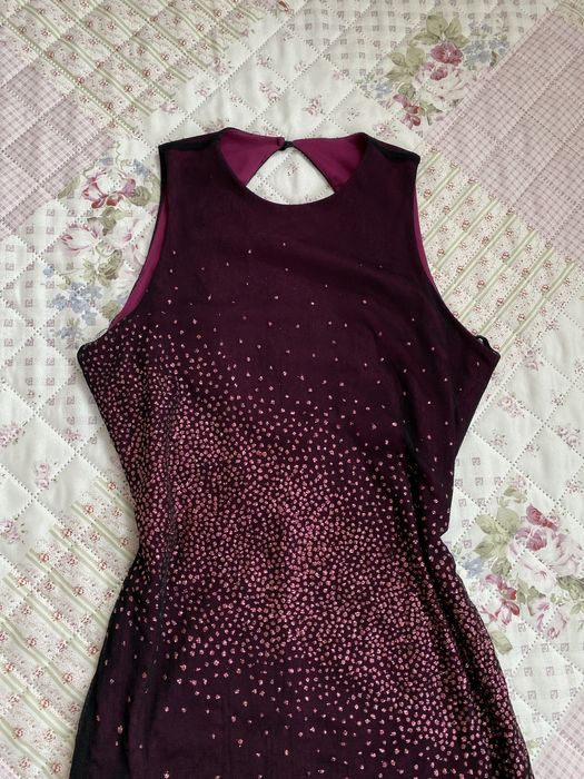 Burgundowa asymetryczna sukienka midi mesh M 38 rivee island zdobienia