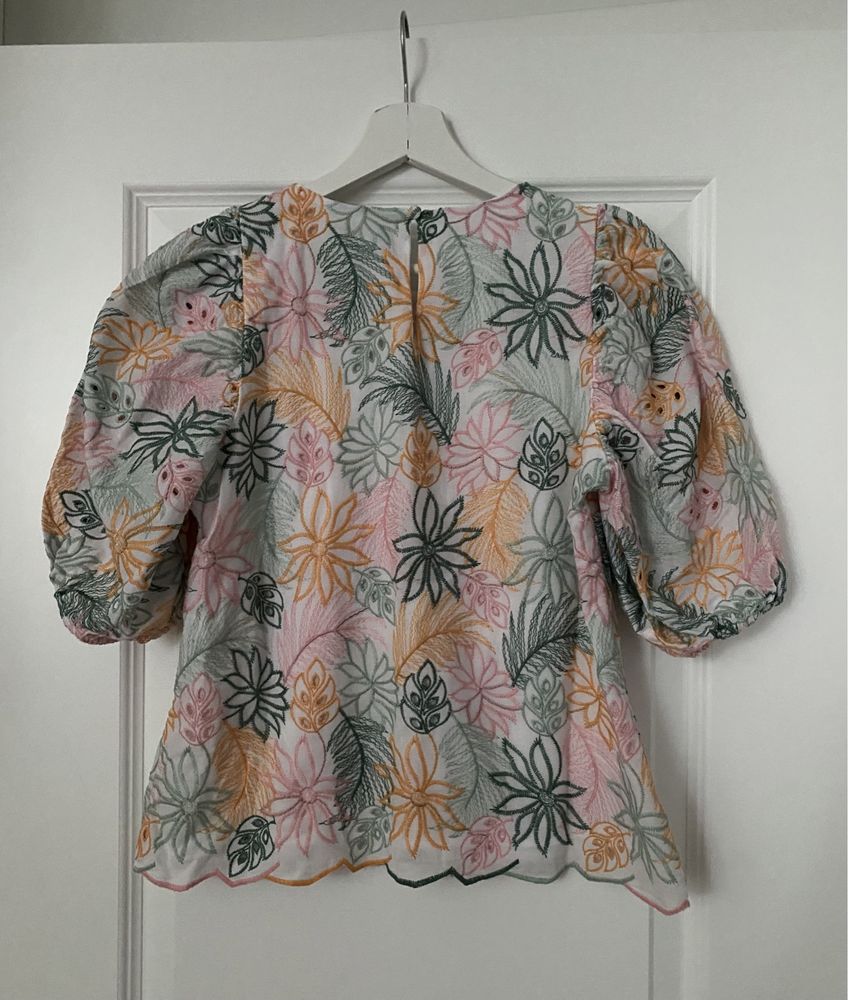Bluzka w haftowane kwiaty Reserved r. 36