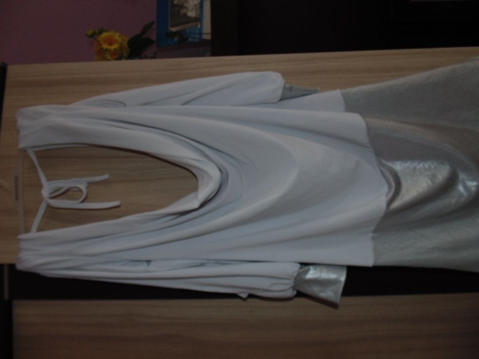 sukienka biała z gołymi plecami..