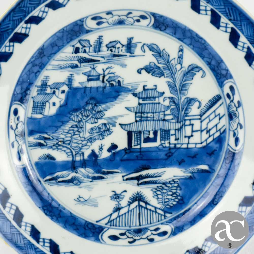 Prato oitavado porcelana China, paisagem e pagodes Qianlong séc. XVIII