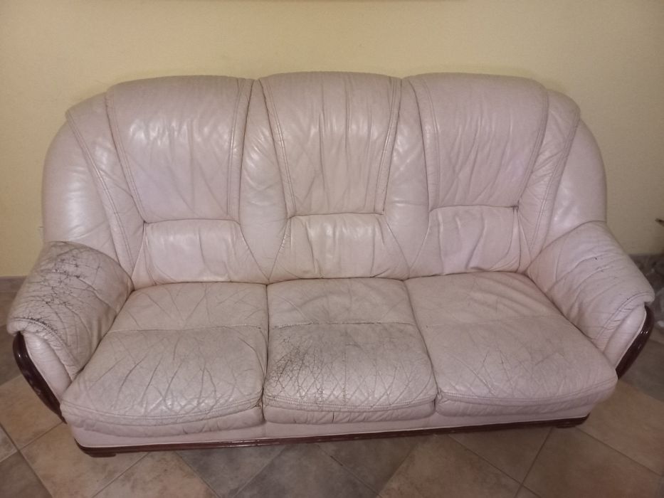 Vendo sofá de 3 lugares em pele
