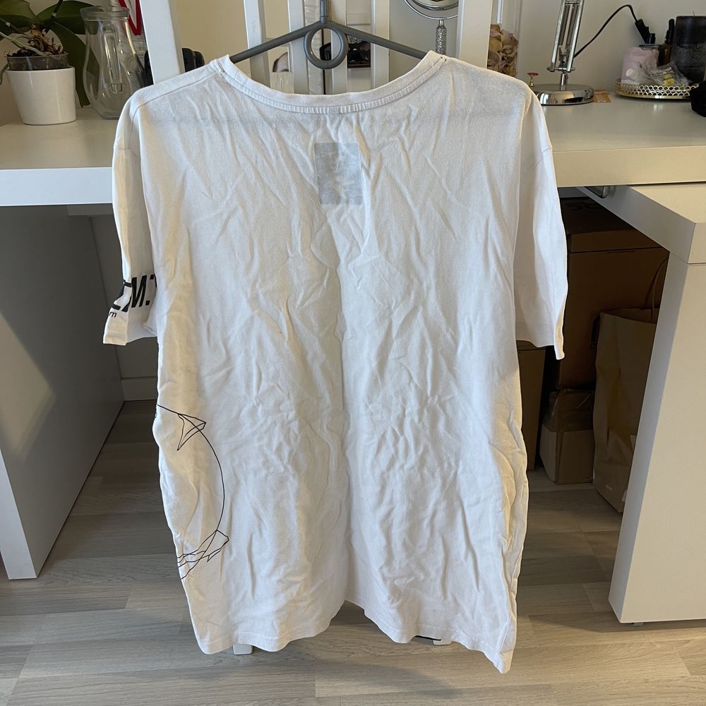 Biała koszulka oversize