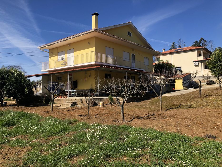 Casa grande com dois pisos