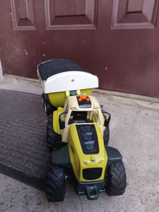 Zabawka traktor z dwoma przyczepami i pługiem śnieżnym