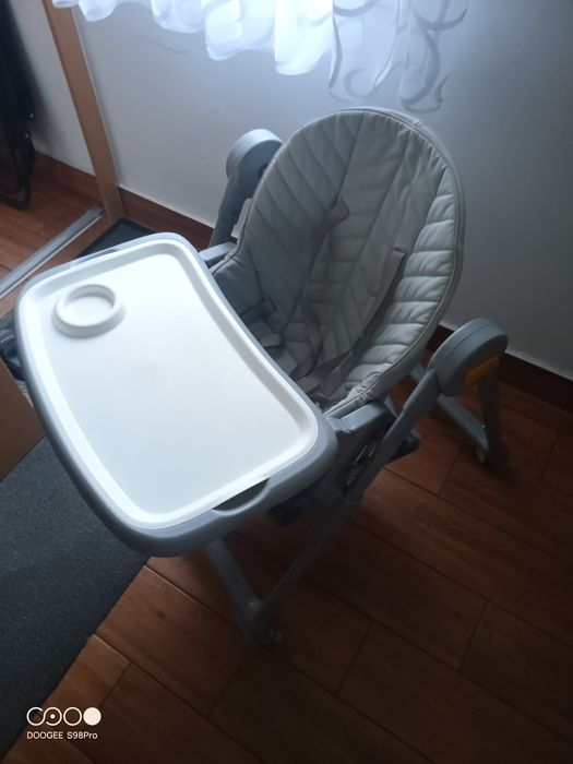 Krzeselko do karmienia z funkcją leżenia