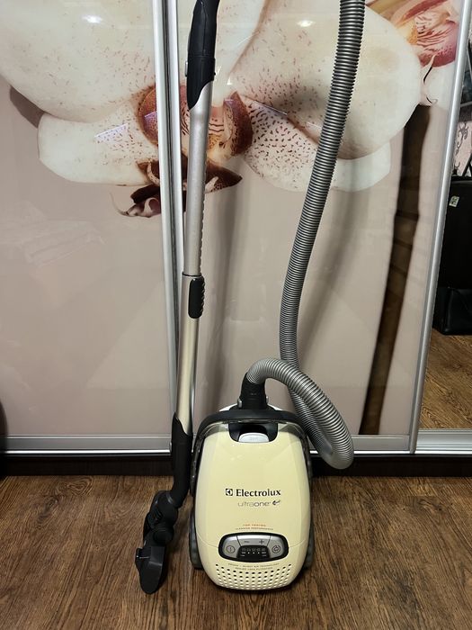 Дуже Потужний Пилосос Electrolux ultraone sbag стан ідеал дуже тихий