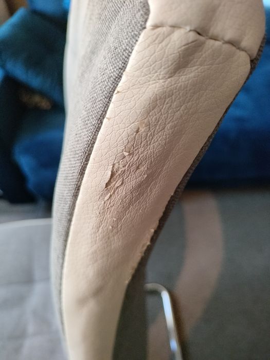 Krzesełka z metalowym stelażem