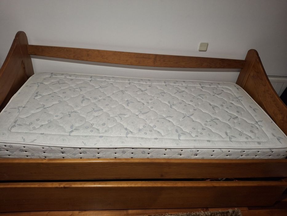 Cama em Madeira com colchão