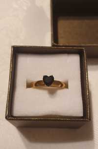 Piękny pierścionek w kolorze złota z czarnym sercem 16