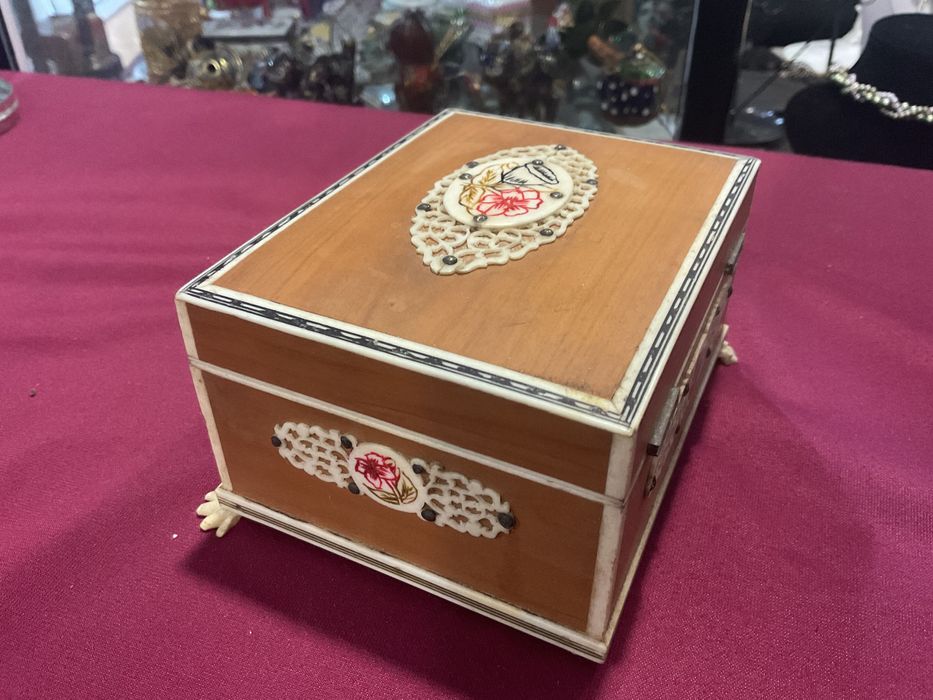 Caixa joias trabalho inlaid em osso ,mad,sândalo 12x09x07 cm